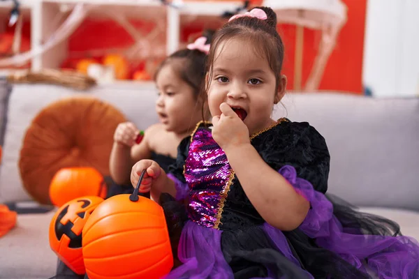 Meninas Adoráveis Ter Festa Halloween Comer Doces Casa — Fotografia de Stock