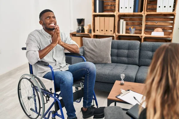 Afrika Kökenli Amerikalı Bir Adam Tekerlekli Sandalyede Oturmuş Umutla Ele — Stok fotoğraf