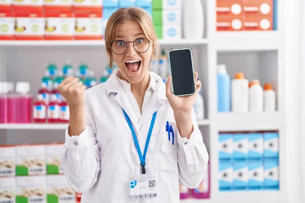 Giovane Donna Caucasica Che Lavora Farmacia Farmacia Mostrando Schermo Smartphone — Foto Stock