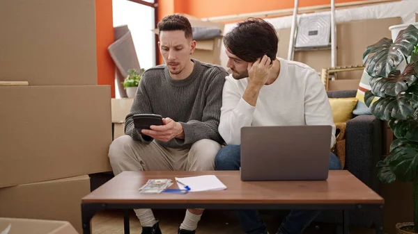 Двоє Чоловіків Використовують Ноутбук Рахуючи Долари Новому Будинку — стокове фото