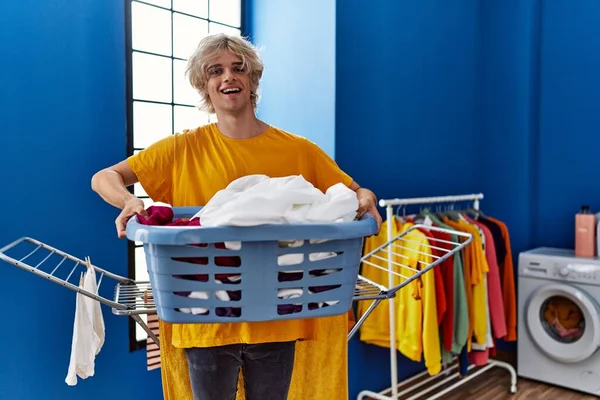 Ung Blond Man Ler Säker Innehav Korg Med Kläder Tvättstuga — Stockfoto