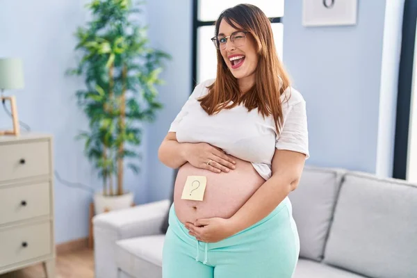 Zwangere Vrouw Verwacht Een Baby Benieuwd Seks Knipogen Kijken Naar — Stockfoto