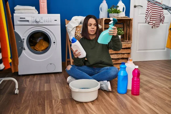 Young Beautiful Hispanic Woman Holding Clean Products Laundry Room — Stock fotografie