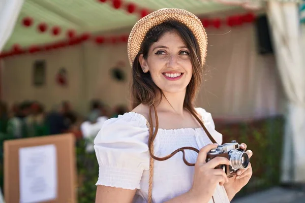 Νεαρή Ισπανίδα Τουρίστρια Χαμογελά Αυτοπεποίθηση Χρησιμοποιώντας Κάμερα Στο Εστιατόριο — Φωτογραφία Αρχείου