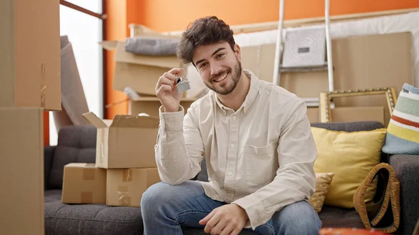 Jovem Hispânico Sorrindo Confiante Segurando Novas Chaves Casa Nova Casa — Fotografia de Stock