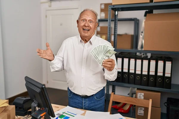 Küçük Işletme Şirketinde Çalışan Yaşlı Bir Adam Elinde Dolarlarla Başarıyı — Stok fotoğraf
