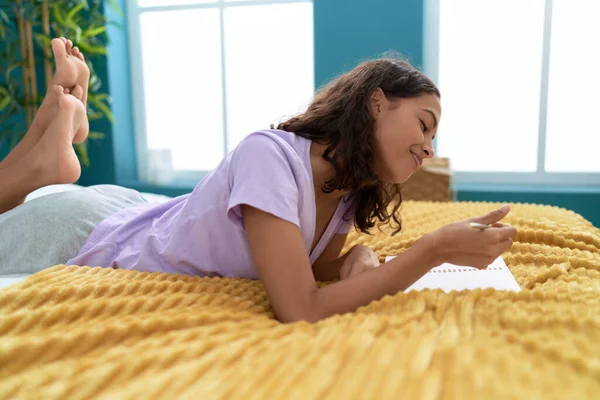 Młoda Afroamerykanka Pisząca Notatniku Leżącym Łóżku Sypialni — Zdjęcie stockowe