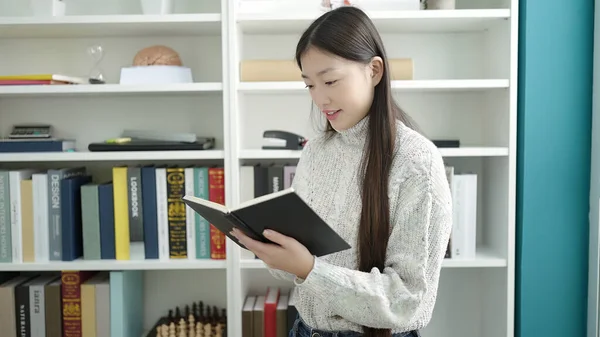 Joven Estudiante China Leyendo Libro Estudiando Universidad Biblioteca — Foto de Stock