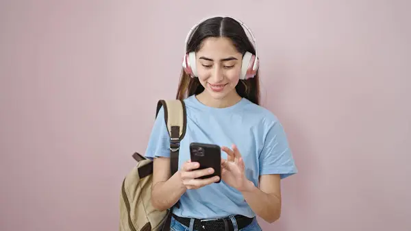 Joven Hermosa Estudiante Hispana Usando Teléfonos Inteligentes Auriculares Calle —  Fotos de Stock