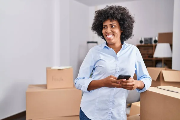African American Woman Using Smartphone Standing New Home — Stockfoto