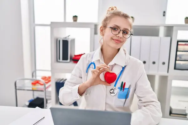 Junge Blonde Ärztin Mit Laptop Mit Herz Klinik — Stockfoto
