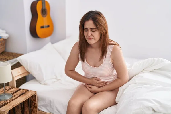Jovem Que Sofre Dor Menstrual Sentada Cama Quarto — Fotografia de Stock