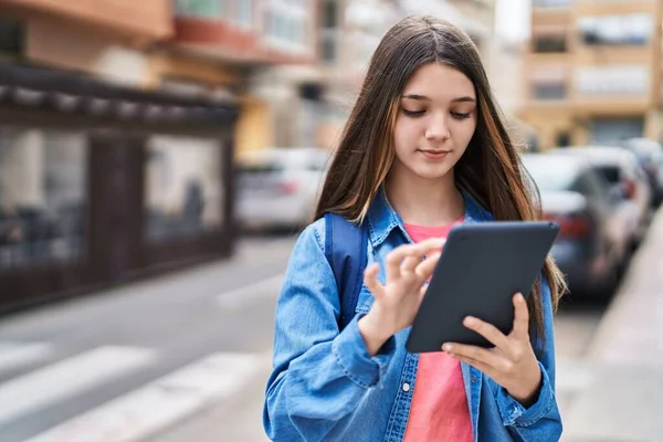 Adorable Chica Estudiante Usando Touchpad Calle — Foto de Stock