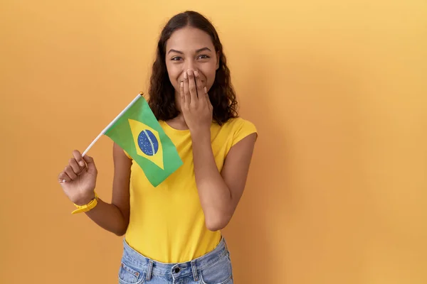 Молодая Латиноамериканка Смехом Бразильским Флагом Смущенным Хихиканьем Прикрывающим Рот Руками — стоковое фото