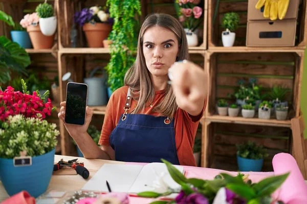 Mulher Jovem Hispânica Trabalhando Florista Loja Mostrando Tela Smartphone Apontando — Fotografia de Stock