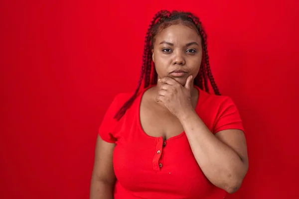 Mujer Afroamericana Con Pelo Trenzado Pie Sobre Fondo Rojo Mirando —  Fotos de Stock