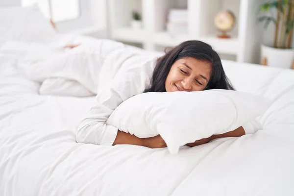 Genç Güzel Spanyol Kadın Yatak Odasında Yastığa Sarılıyor — Stok fotoğraf
