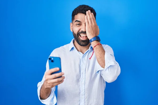Hispanischer Mann Mit Bart Mit Smartphone Tippnachricht Die Ein Auge — Stockfoto