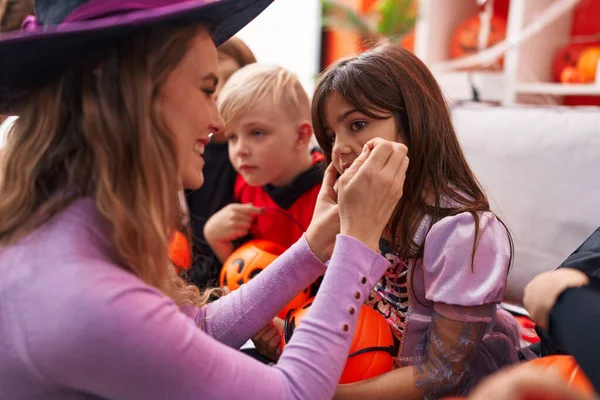 Mujer Grupo Niños Con Disfraz Aplicando Halloween Conforman Casa — Foto de Stock