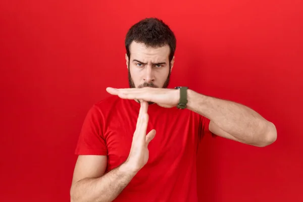 Joven Hombre Hispano Vistiendo Camiseta Roja Casual Haciendo Gesto Tiempo — Foto de Stock