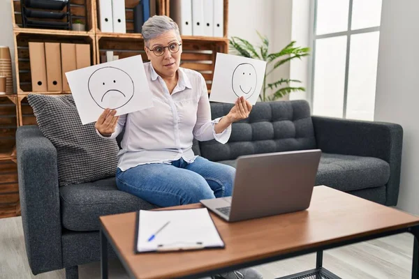 Depresyon Üzerine Çalışan Orta Yaşlı Bir Kadın Mutlu Duygu Kağıdına — Stok fotoğraf
