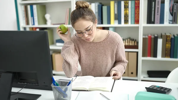 Молода Красива Іспаномовна Жінка Студент Читає Книгу Їсть Яблуко Бібліотечному — стокове фото