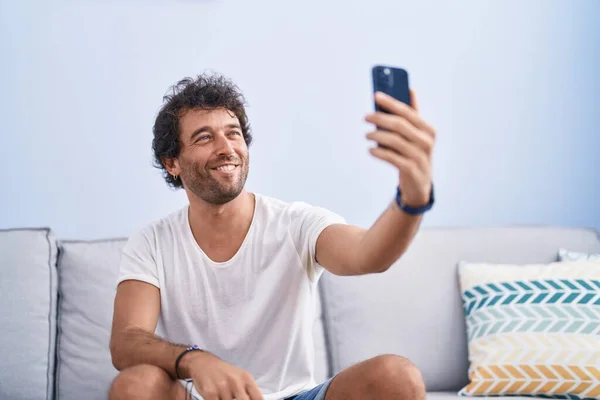 Joven Hombre Hispano Hacer Selfie Por Teléfono Inteligente Sentado Sofá —  Fotos de Stock