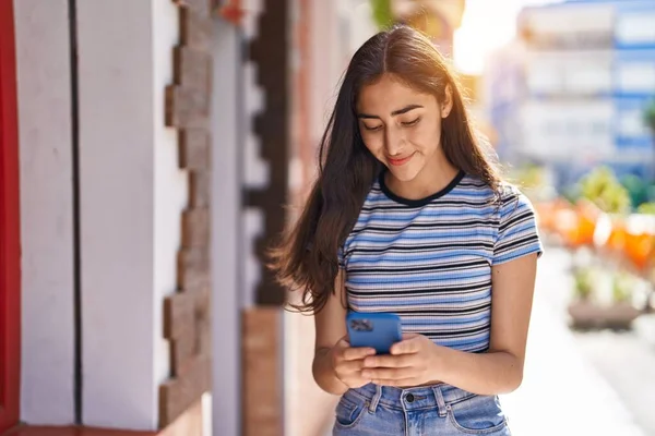 Νέοι Ισπανόφωνοι Κορίτσι Χαμογελά Αυτοπεποίθηση Χρησιμοποιώντας Smartphone Στο Δρόμο — Φωτογραφία Αρχείου