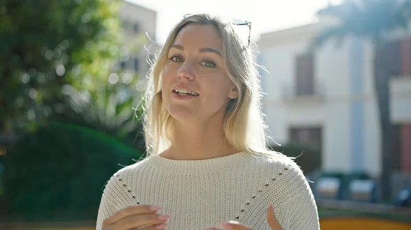 Young Blonde Woman Smiling Confident Speaking Park — 图库照片