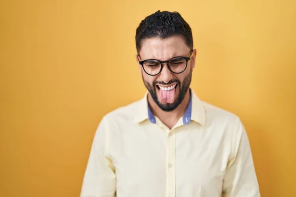 Hispanic Ung Man Bär Affärskläder Och Glasögon Sticker Tungan Glad — Stockfoto