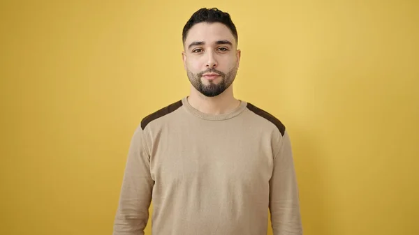 Jonge Arabische Man Met Ontspannen Uitdrukking Geïsoleerde Gele Achtergrond — Stockfoto