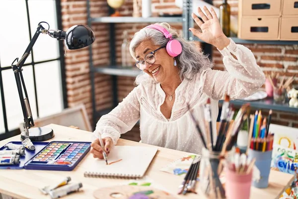 Middle Age Woman Artist Drawing Notebook Listening Music Art Studio — Stockfoto