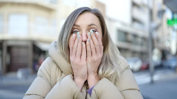 Young Blonde Woman Standing Surprise Expression Street — Stock Photo, Image