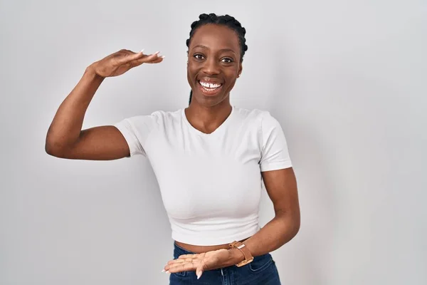 Mooie Zwarte Vrouw Staat Geïsoleerde Achtergrond Gebaren Met Handen Tonen — Stockfoto