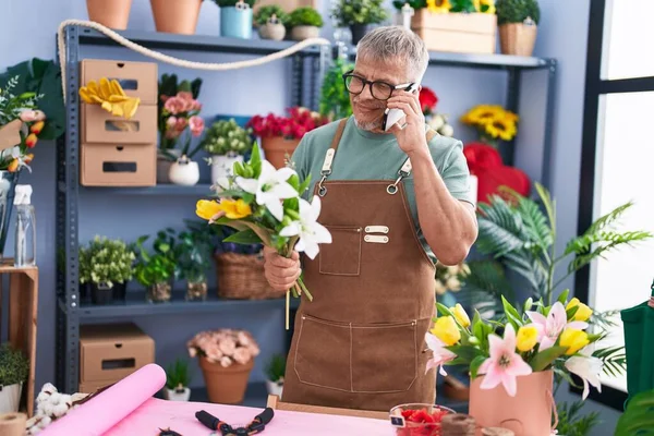 Μεσήλικας Γκριζομάλλης Ανθοπώλης Μιλάει Smartphone Κρατώντας Λουλούδια Στο Ανθοπωλείο — Φωτογραφία Αρχείου