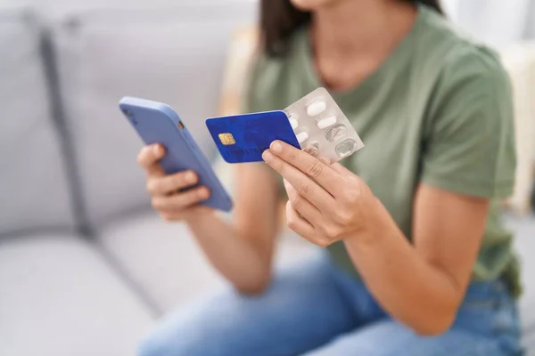 Jonge Mooie Spaanse Vrouw Met Behulp Van Smartphone Credit Card — Stockfoto