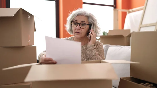 Mujer Mediana Edad Con Pelo Gris Hablando Documento Lectura Teléfonos — Foto de Stock