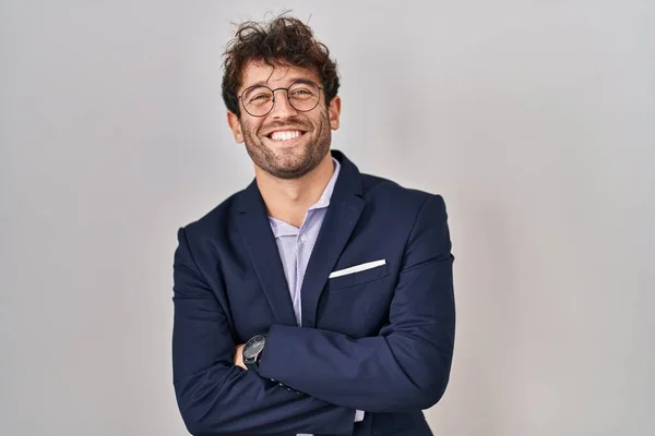 Der Hispanische Geschäftsmann Mit Der Brille Lächelt Glücklich Mit Verschränkten — Stockfoto
