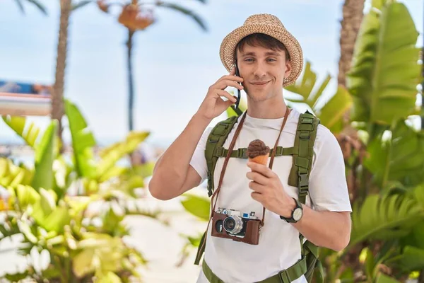 Young Caucasian Man Tourist Talking Smartphone Eating Ice Cream Park — Photo