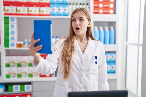 Joven Mujer Caucásica Trabajando Farmacia Haciendo Videollamada Con Tableta Asustada — Foto de Stock