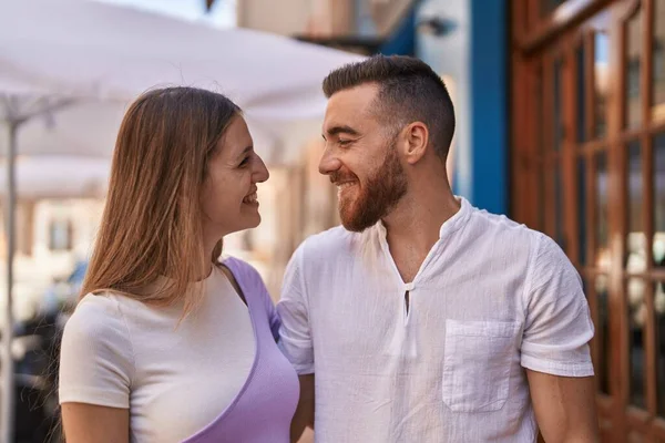 Kadın Erkek Gülümsüyor Kendilerine Güveniyorlar Sokakta Sarılıyorlar — Stok fotoğraf