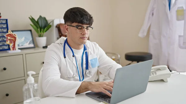 Молодий Іспаномовний Лікар Використовує Ноутбук Клініці — стокове фото