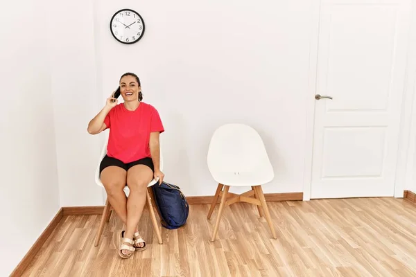 Junge Schöne Hispanische Frau Spricht Auf Smartphone Auf Stuhl Wartezimmer — Stockfoto