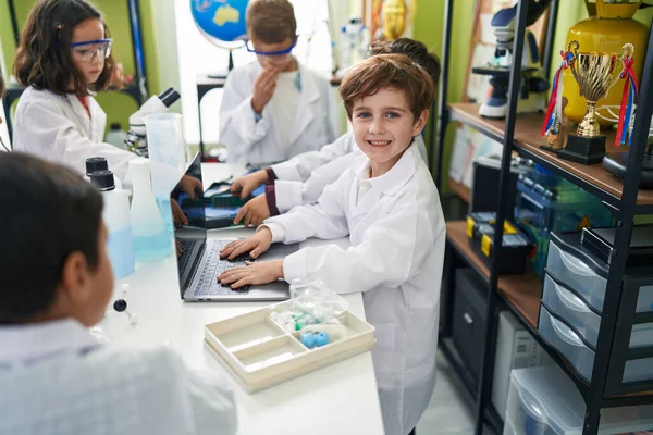 Grupo Niños Científicos Estudiantes Usando Computadora Portátil Aula Laboratorio —  Fotos de Stock