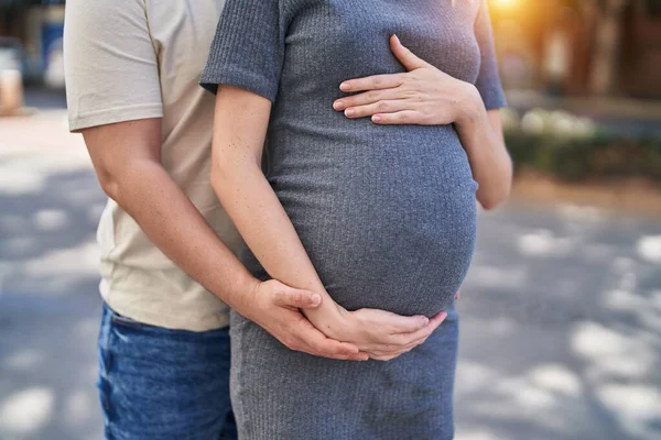 Man Vrouw Paar Knuffelen Elkaar Verwachten Baby Straat — Stockfoto
