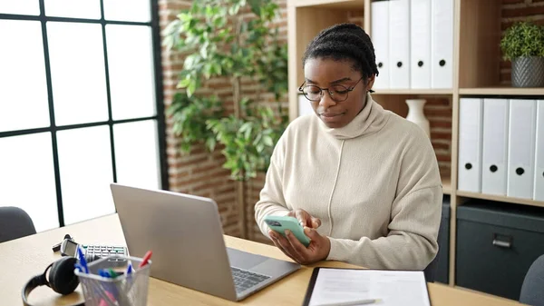 Africano Americano Mulher Trabalhador Negócios Usando Laptop Smartphone Escritório — Fotografia de Stock