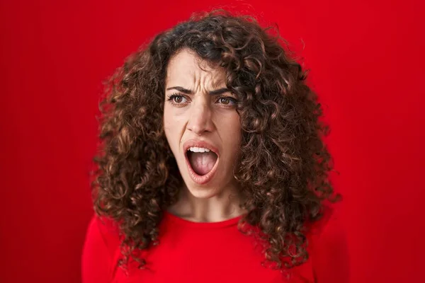 Hispanic Woman Curly Hair Standing Red Background Angry Mad Screaming — 图库照片