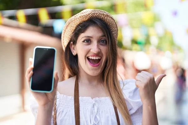 Giovane Donna Bruna Che Tiene Smartphone Mostrando Uno Schermo Vuoto — Foto Stock