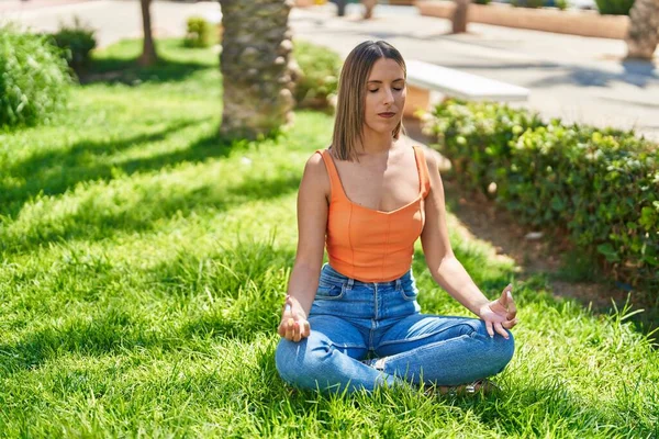 Young Beautiful Hispanic Woman Doing Yoga Exercise Sitting Floor Park — Stockfoto