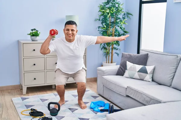 Giovane Latino Uomo Allenamento Gamba Esercizio Utilizzando Manubri Casa — Foto Stock